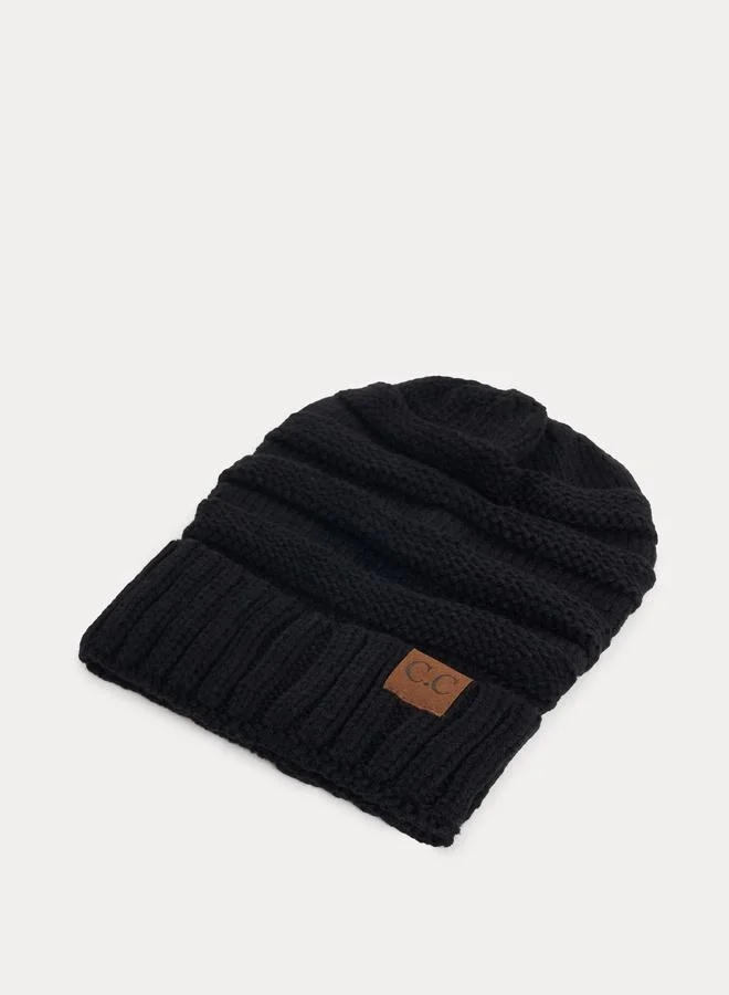 ستايلي قبعة بينيه محبوكة ومزينة بشارة